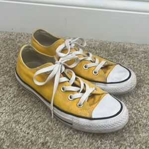 Yellow Converse lo top
